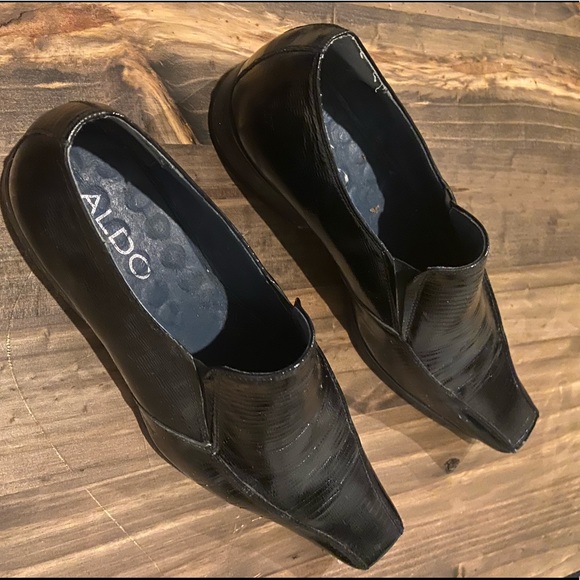 Fashionable faux alligator skin style dress shoes - Picture 2 of 3